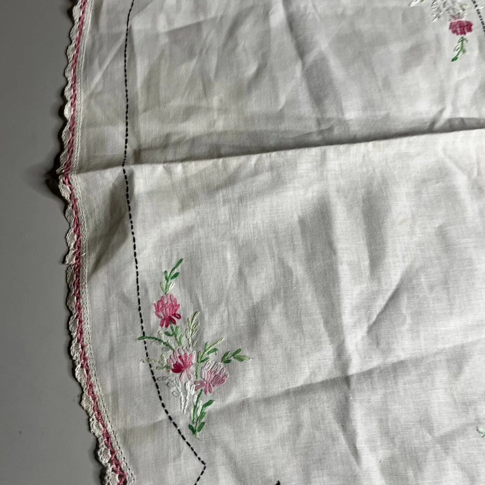 Vintage Hand Embroidered Table Runner Floral Butterfly Pink Crochet Lace 34x13.5
